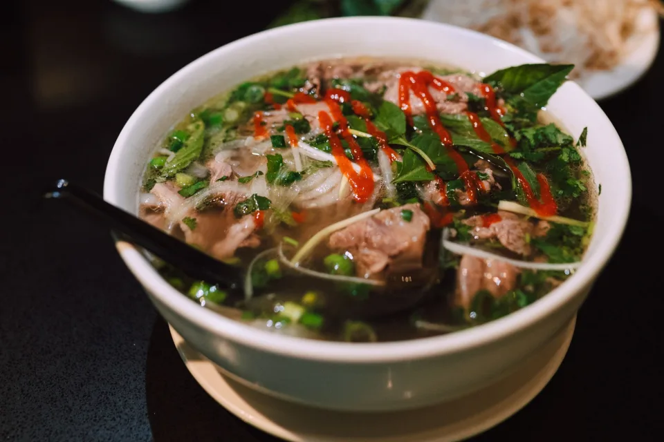 Bàn ăn tại Tân Tấn Thìn